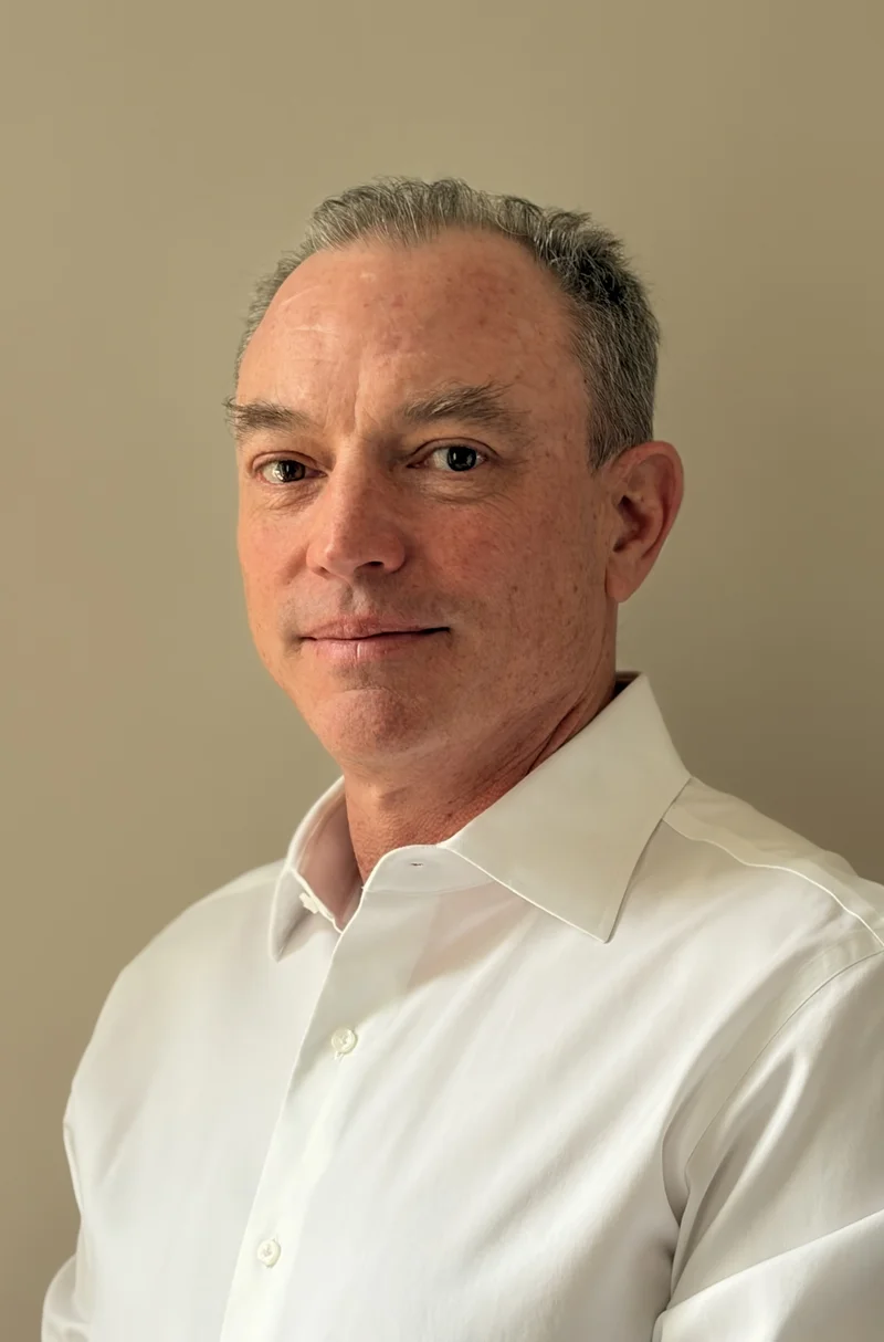 Portrait du Dr Kerboeuf, chirurgien dentiste implantologue, souriant et bienveillant